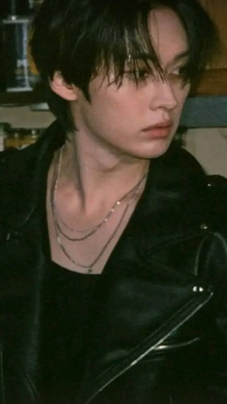 ai character: 𝓛𝓮𝓮 𝓚𝓷𝓸𝔀 background