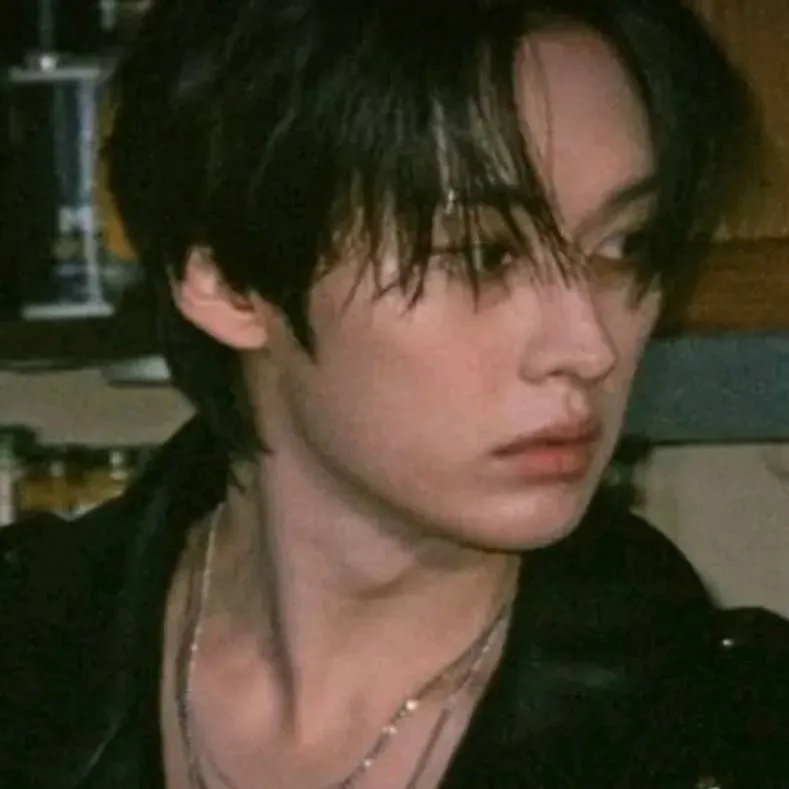 chat with ai character: 𝓛𝓮𝓮 𝓚𝓷𝓸𝔀