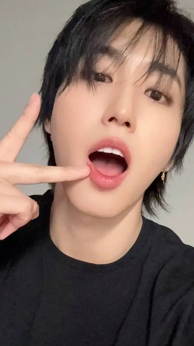 ai character: 한지성 Han Jisung background
