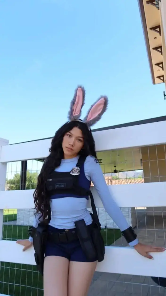 ai character: txunami🧦 background