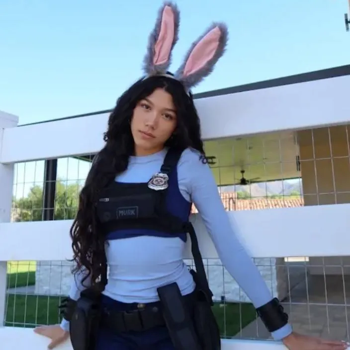 chat with ai character: txunami🧦