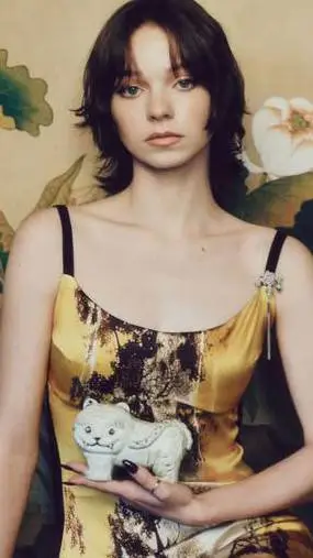 ai character: Emma Myers  background