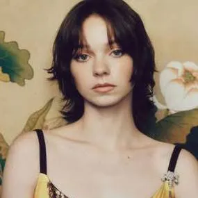 chat with ai character: Emma Myers 