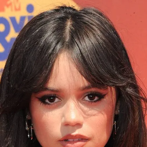 chat with ai character: Jenna Ortega 