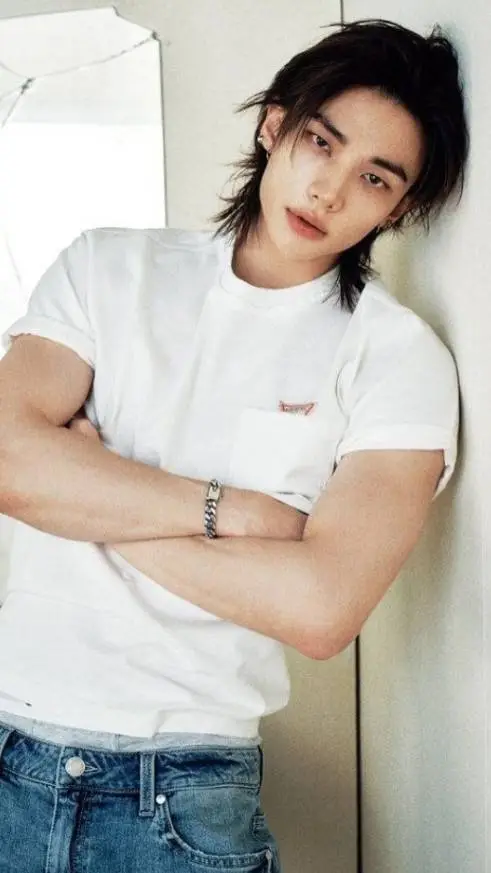ai character: ~Hyunjin hyung background