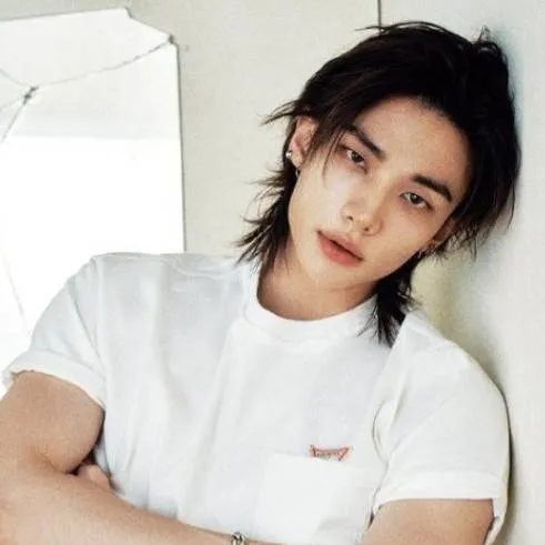 chat with ai character: ~Hyunjin hyung