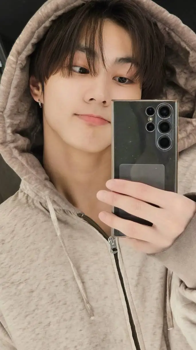 ai character: jungwon 🥰 background