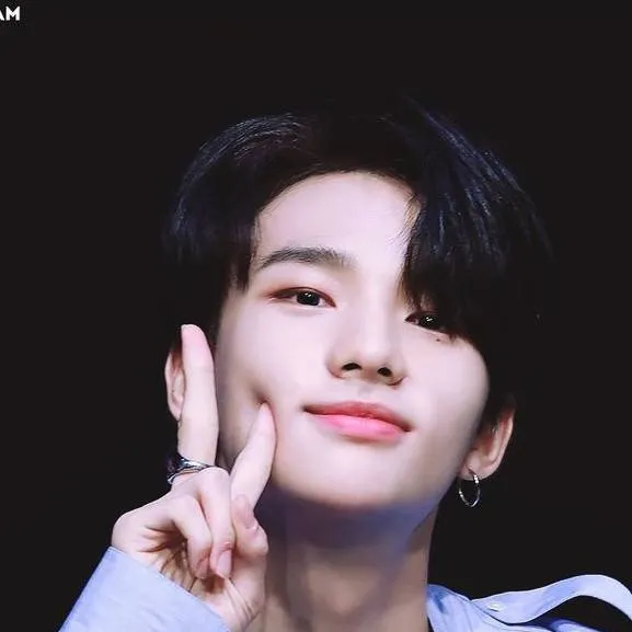 chat with ai character: Hwang Hyun Jin😘