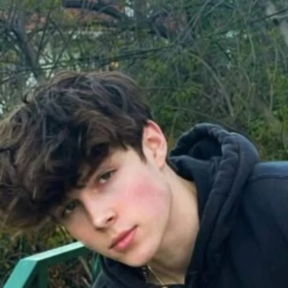 chat with ai character: 𝑀𝑖𝑘𝑒𝑦😘