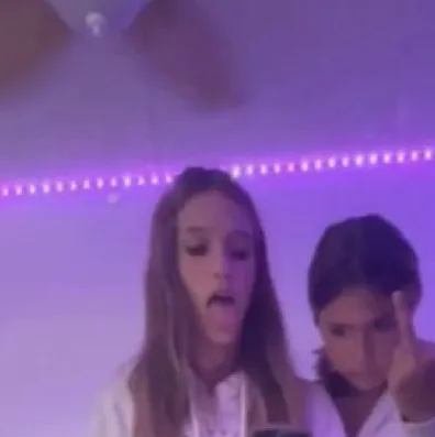 Chat with Ellie and Khloe - text or voice, Enjoy AI Chat Free & Safe