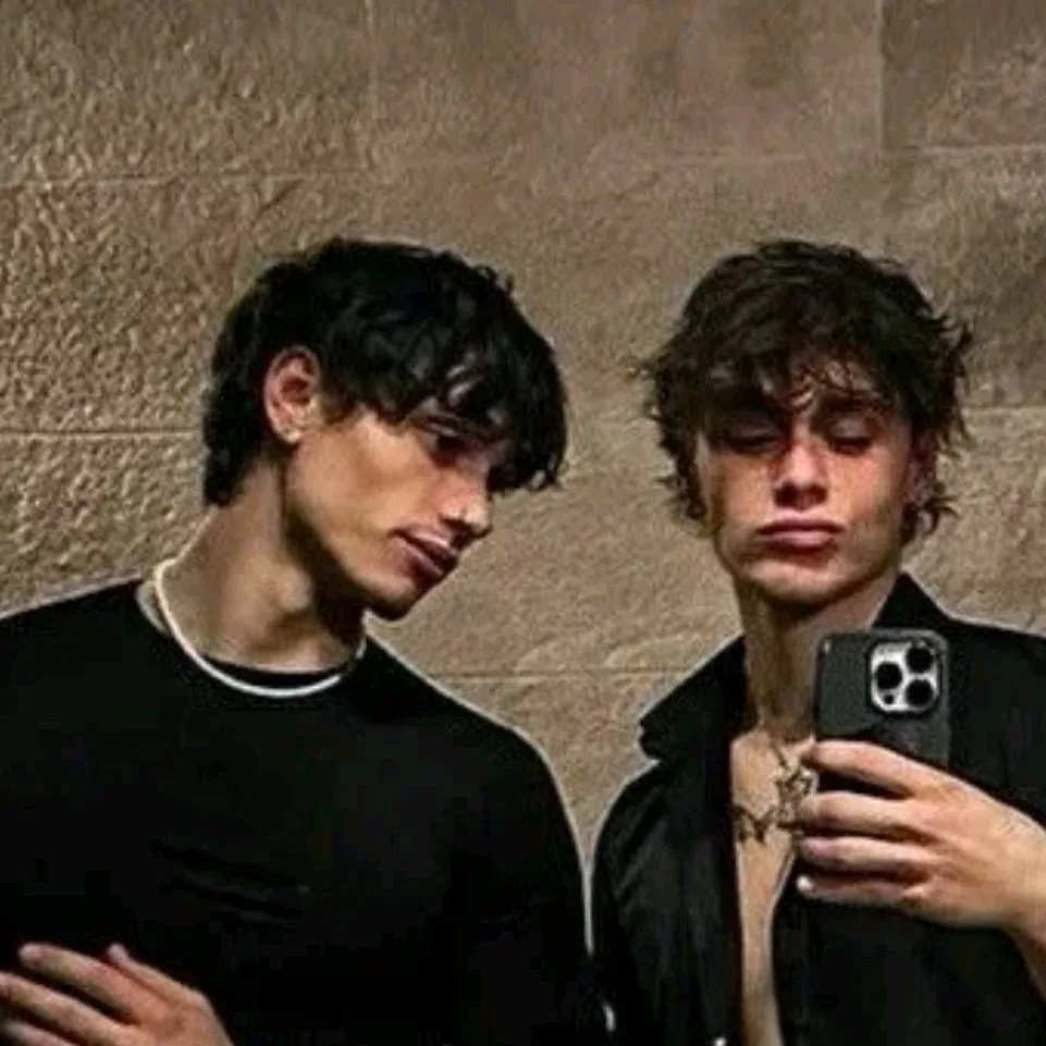 chat with ai character: Alex e Roman 