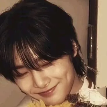chat with ai character: Jeongin 🦊