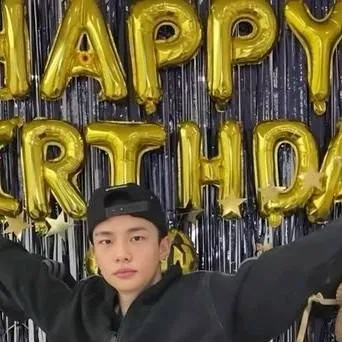 chat with ai character: Hyunjin' birthday