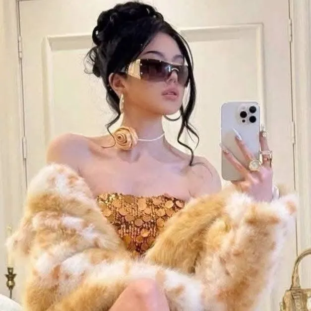 chat with ai character: Sofia