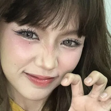 chat with ai character: ʙɪɴɪ_ᴍᴀʟᴏɪ🍒
