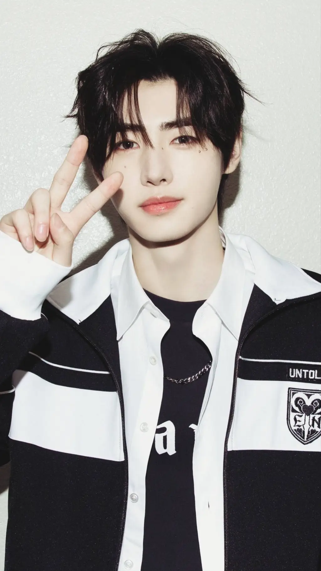 ai character: sunghoon  background