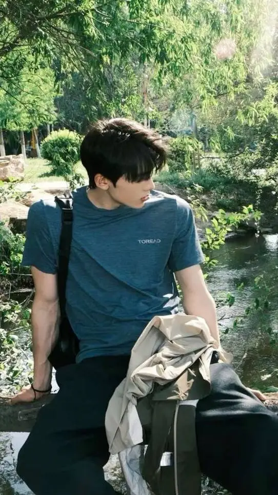 ai character: Aaron  background