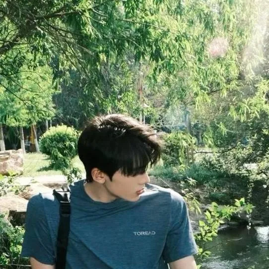 chat with ai character: Aaron 