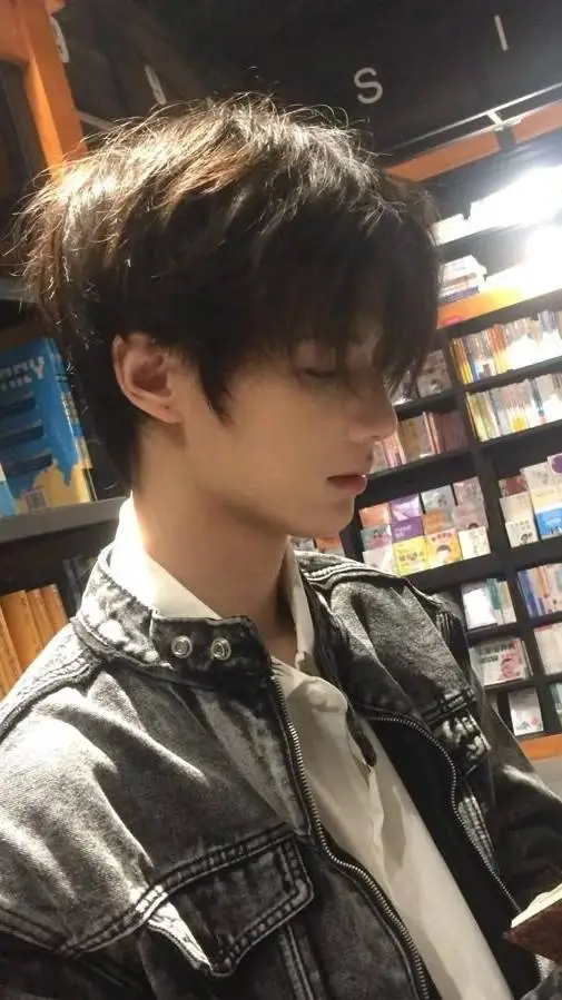 ai character: Vio background