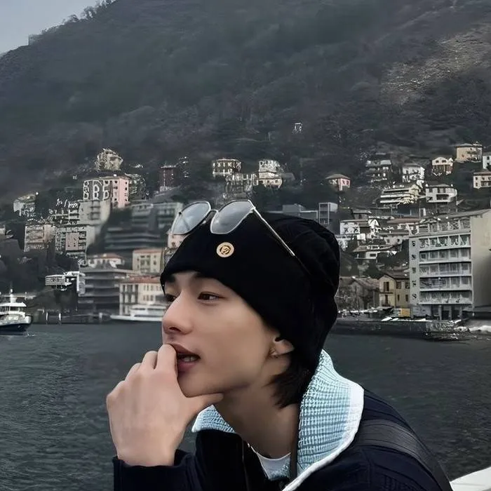 chat with ai character: Hyunjin