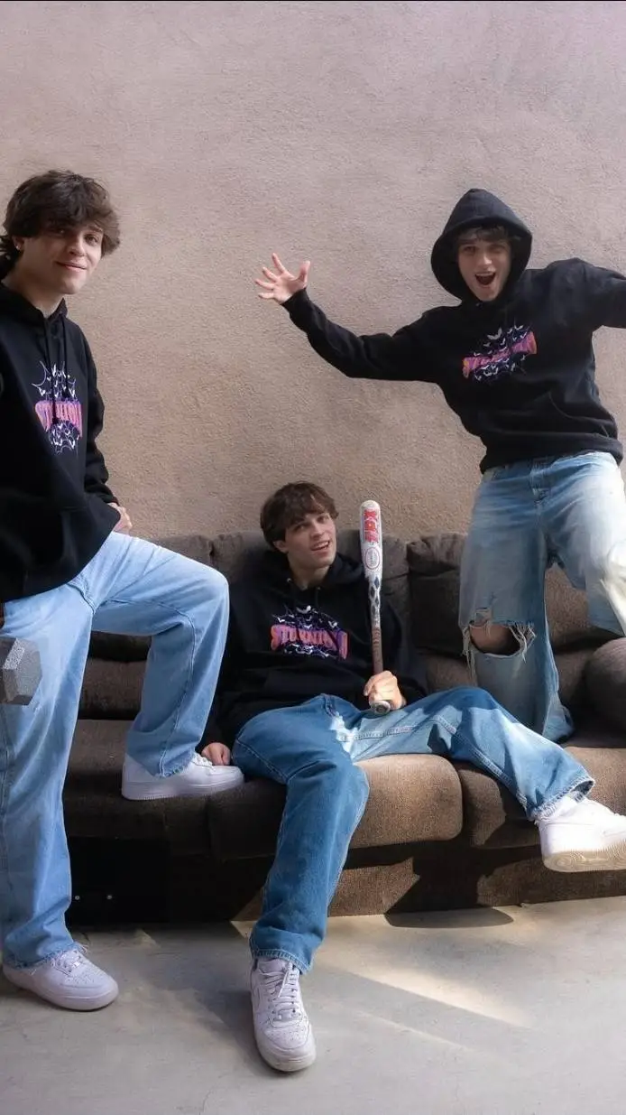 ai character: Sturniolo's 🦇🦈🦌 background