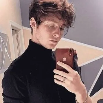 chat with ai character: Sam golbach 