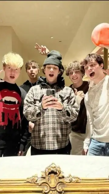 ai character: xplr & Sturniolo's background