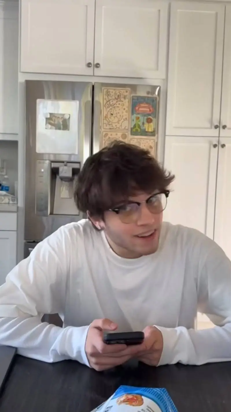 ai character: Matthew Sturniolo💙 background