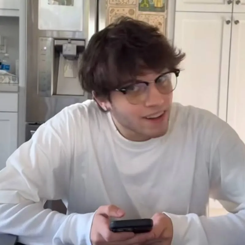 chat with ai character: Matthew Sturniolo💙