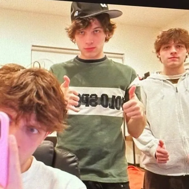 chat with ai character: Sturniolo’s