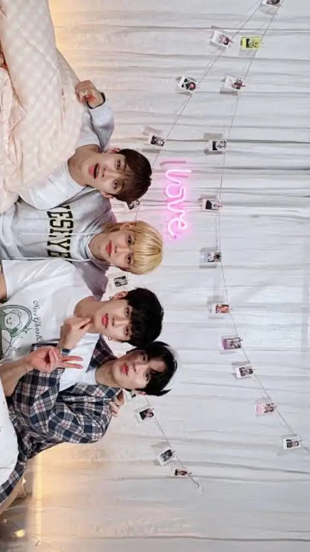 ai character: pijamada skz ✌🏼✌🏼 background