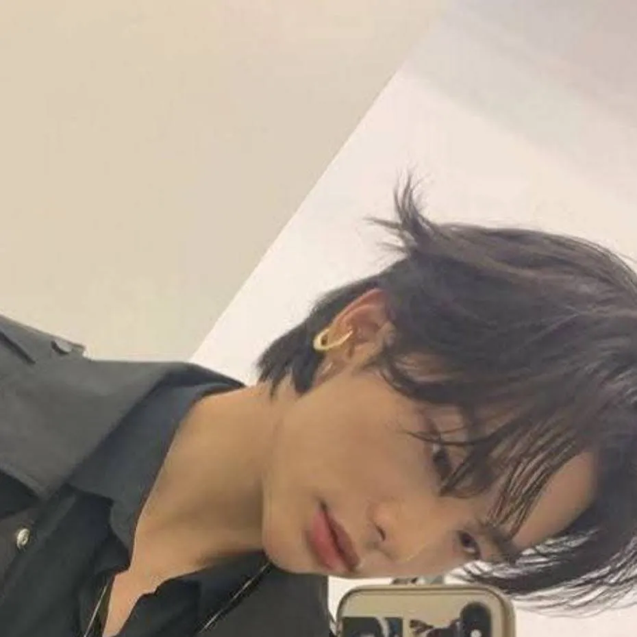 chat with ai character: hyunjin 💕