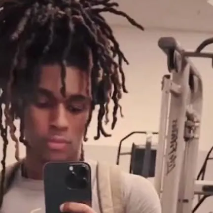 chat with ai character: Mailk 🖤🧑‍🎤