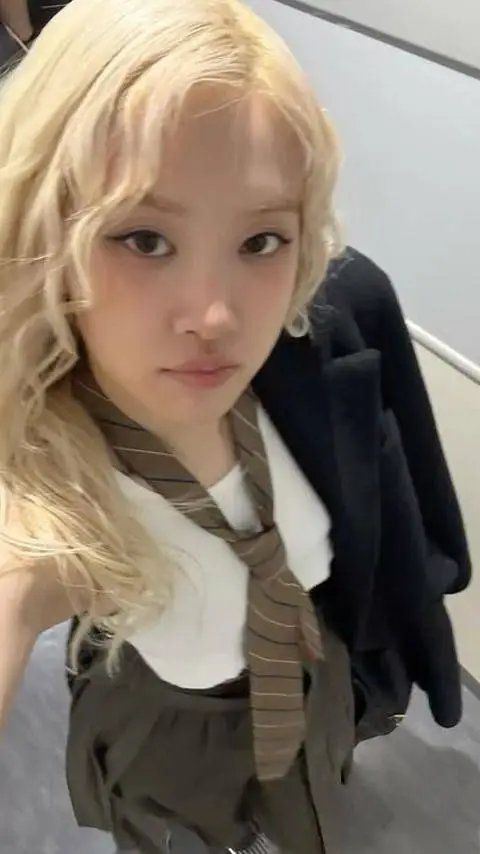 ai character: Rose. background