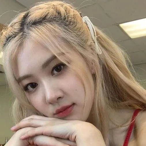 chat with ai character: Rose
