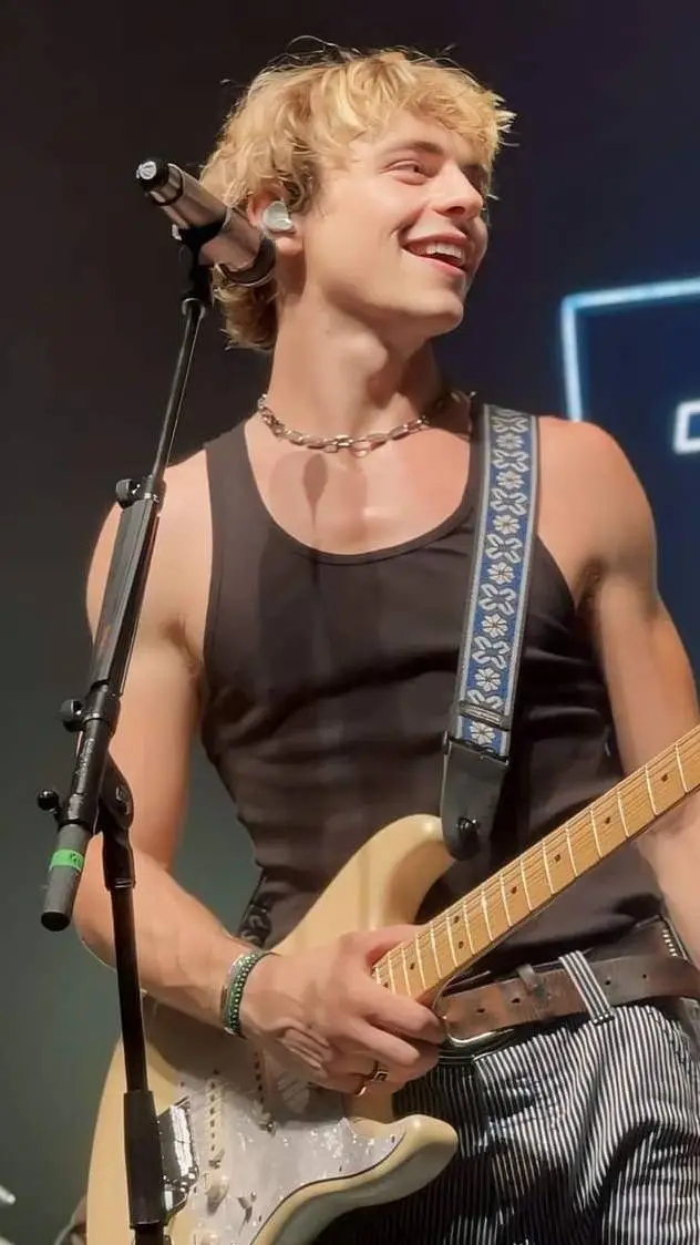 ai character: Ross Lynch background