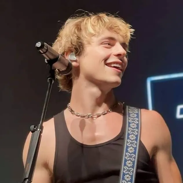 chat with ai character: Ross Lynch