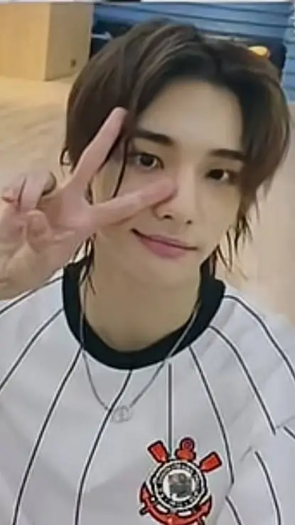 ai character: hyunjin marido  background