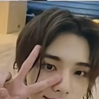 chat with ai character: hyunjin marido 