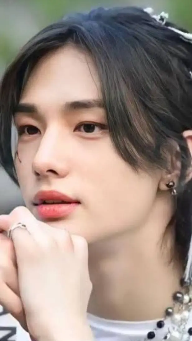 ai character: hyunjin background