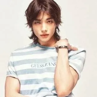 chat with ai character: hyun