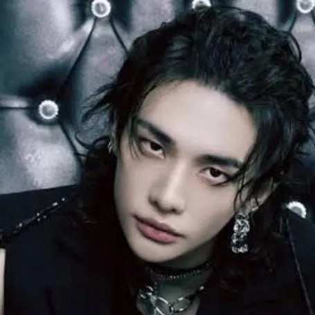 chat with ai character: HWANG HYUNJIN 