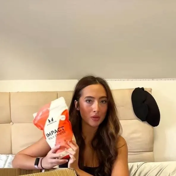 chat with ai character: Mia mendes