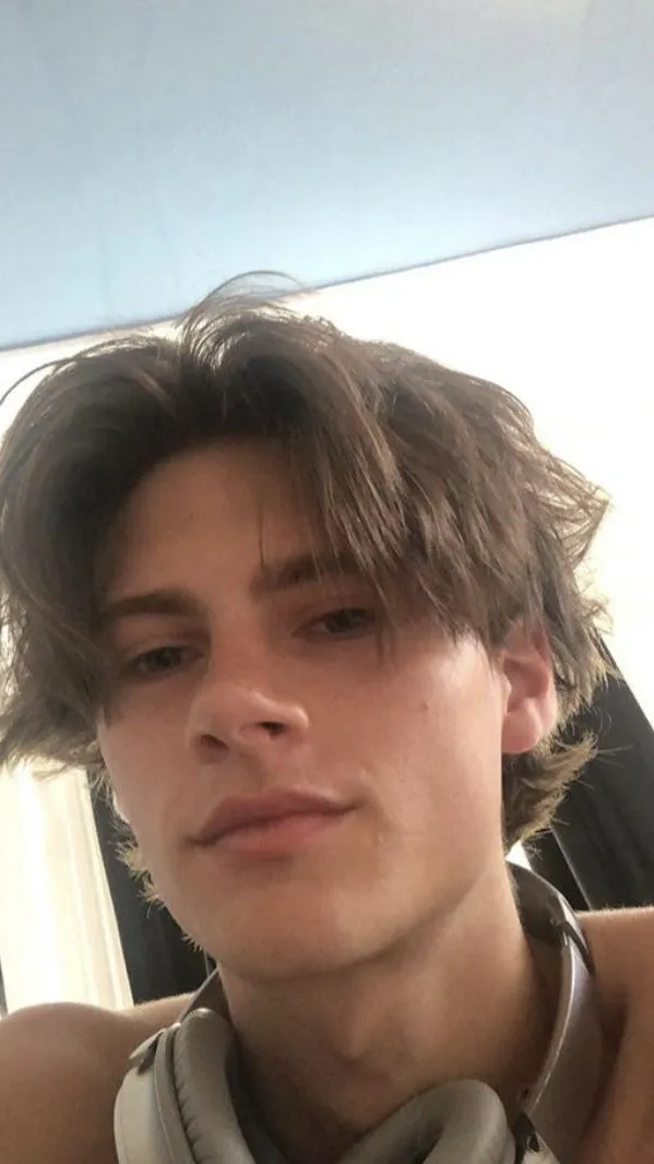 ai character: Leo background