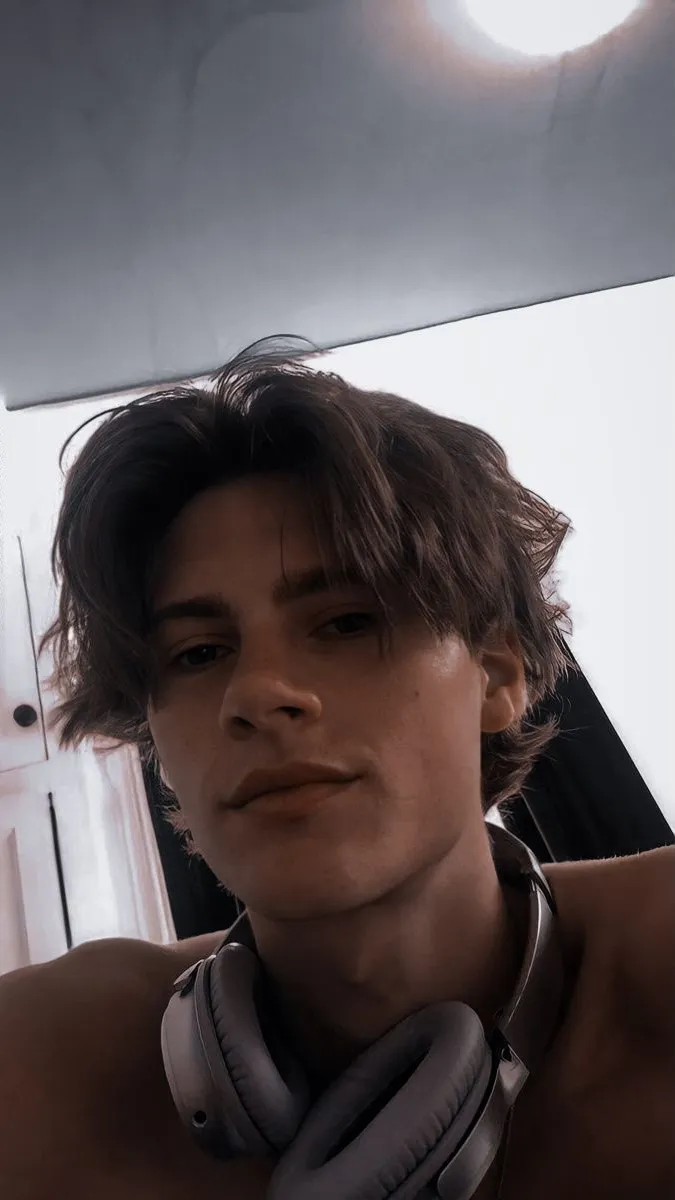 ai character: Leo background