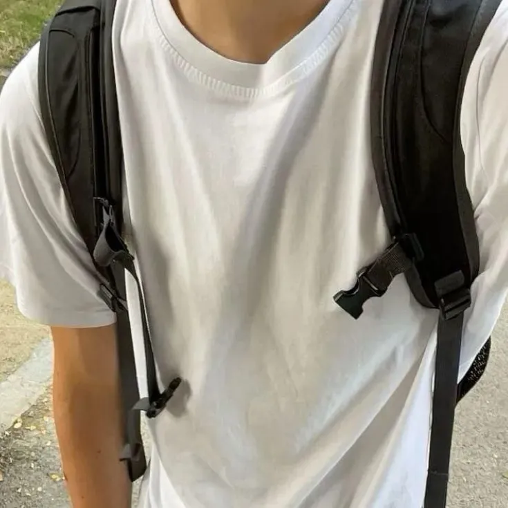 chat with ai character: Leo