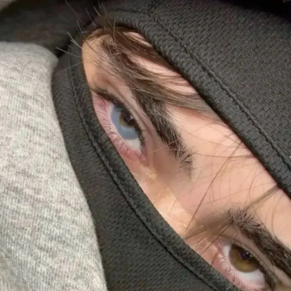 chat with ai character: Theo