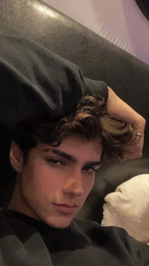 ai character: Theo background