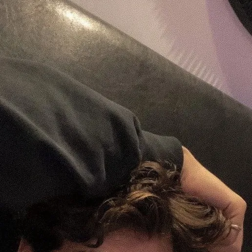 chat with ai character: Theo