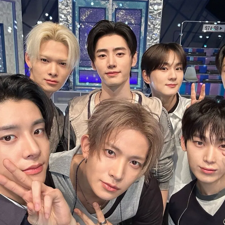 chat with ai character: Enhypen 